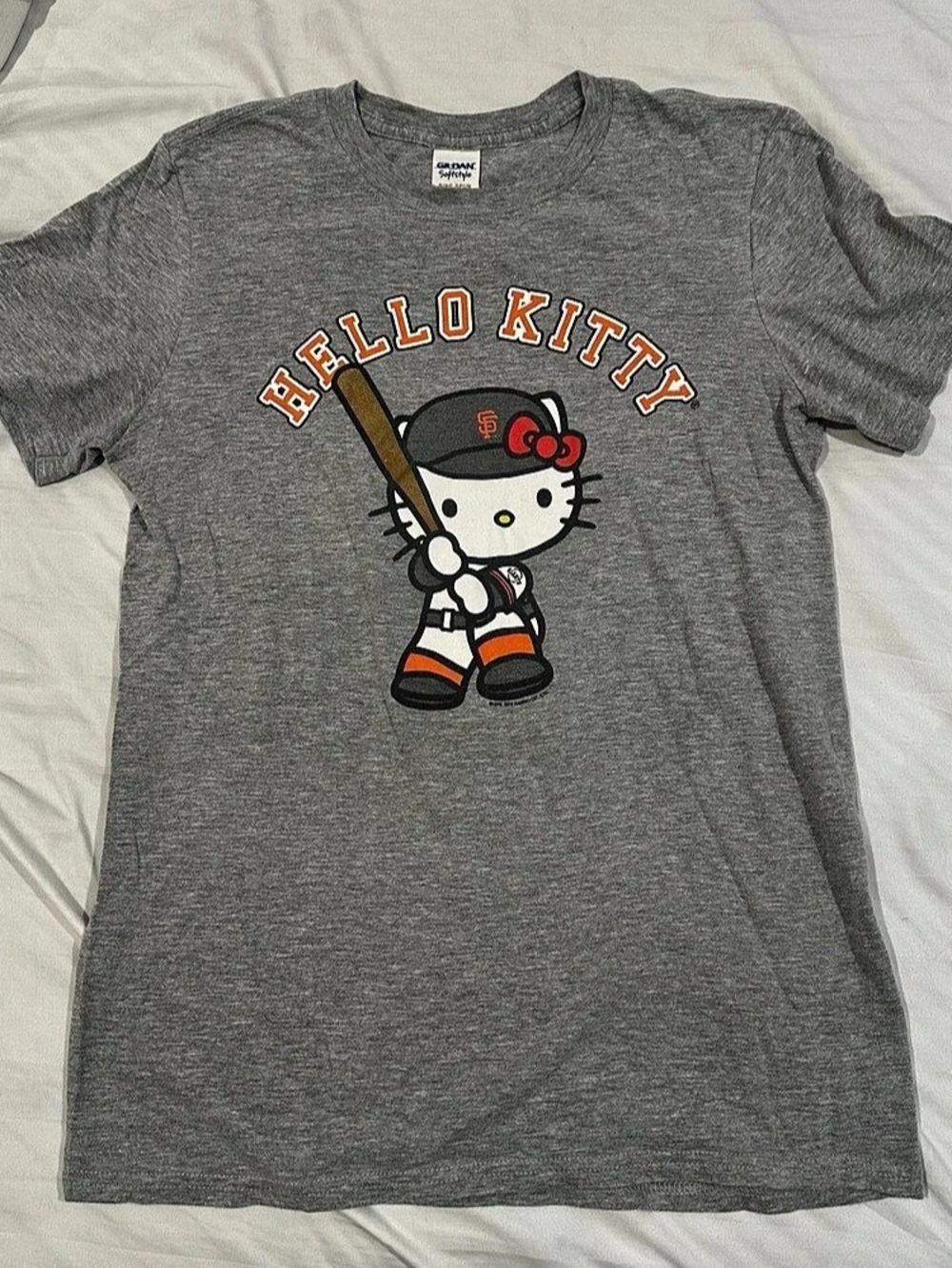 Gildan Hello Kitty San Francisco Giants graphic tee Gray Graphic Tee Size Small